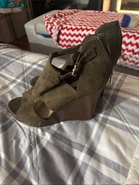 Parker&Sky Size 9 
Olive Suede Wedge Sandals